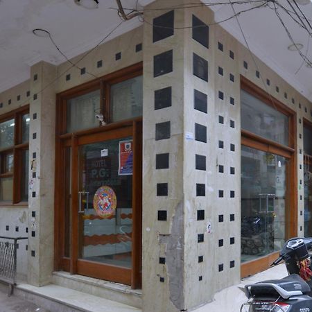Family Hotel By Pg International Ню Делхи Екстериор снимка